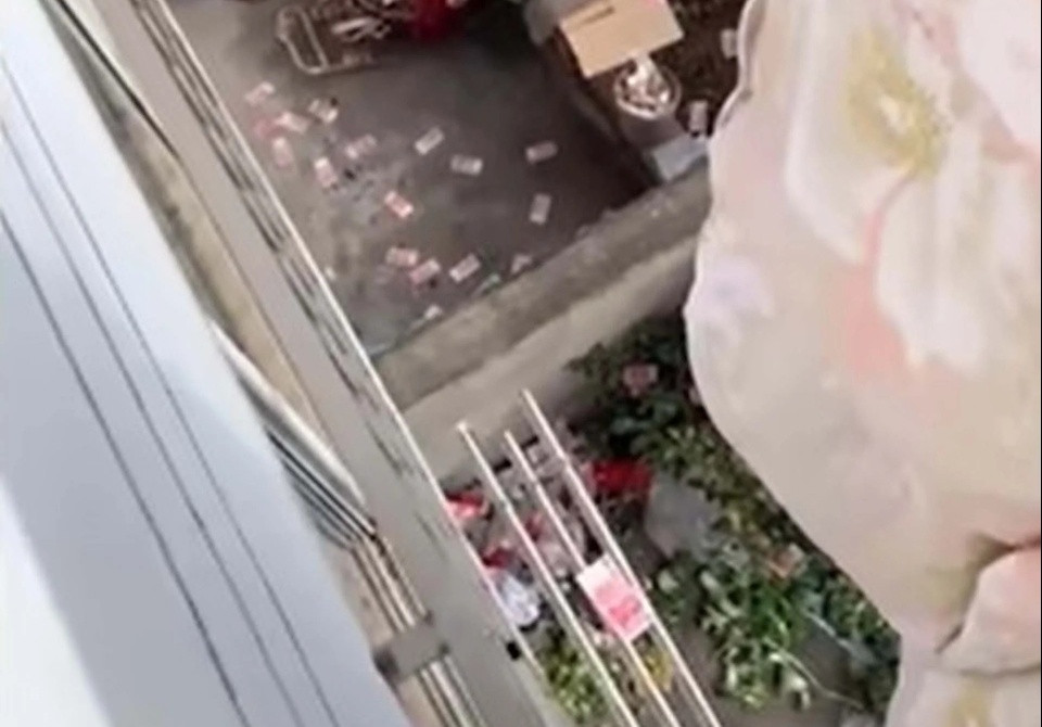 Dem chan di phoi nang, vo bat ngo phat hien quy den cua chong