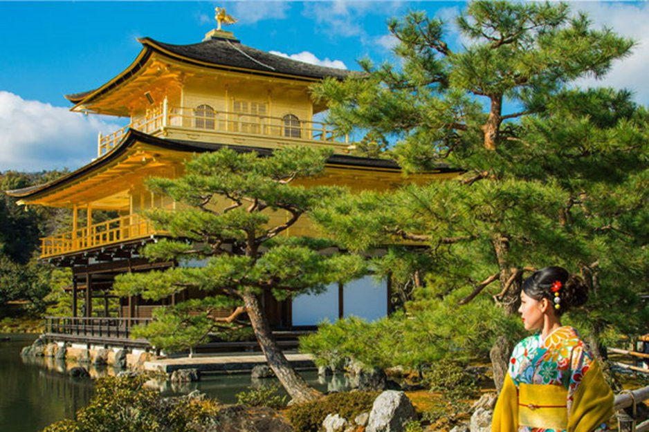 Tọa lạc tại vùng đất Kyoto cổ kính, chùa vàng Kinkakuji nổi tiếng khắp xa gần bởi những nét đẹp độc đáo không ngôi chùa nào có được.