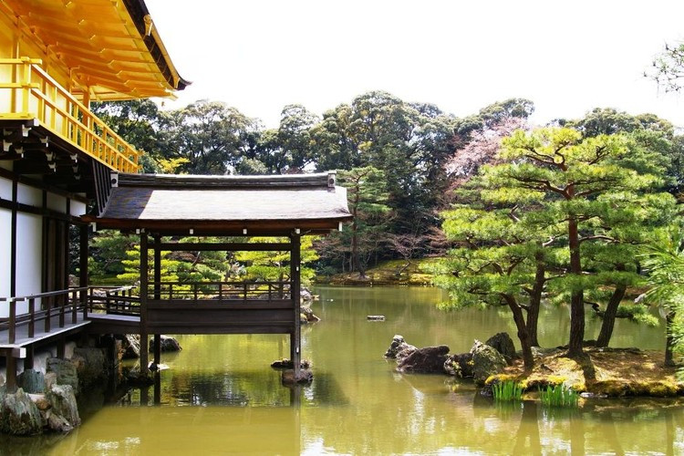 Bên cạnh đó, kiến trúc xung quanh chùa vàng cũng sẽ khiến cho du khách cảm giác kinh ngạc bởi sự thiết kế quá đỗi tài hoa và khéo léo, sự hài hòa giữa thiên nhiên với con người có thể đạt đến mức chân thiện mĩ.