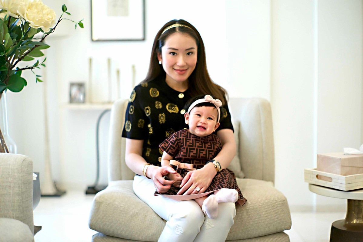 Chồng Paetongtarn là phi công thương mại và cả hai đã có một cô con gái. Không chỉ tham gia vào chính trị, Paetongtarn còn là cổ đông lớn nhất của Tập đoàn phát triển bất động sản SC Asset và sở hữu khối tài sản (tính đến năm 2021) là 4,3 tỉ bath.