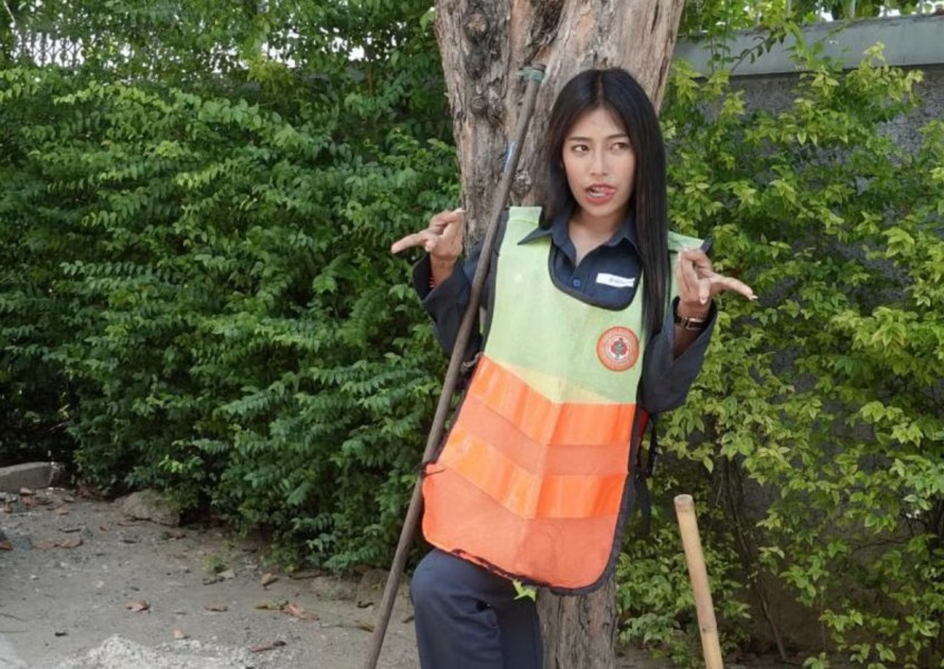 Nhân viên vệ sinh xinh đẹp nhất Thái Lan gây bão mạng Nhan vien ve sinh xinh dep nhat Thai Lan gay bao mang