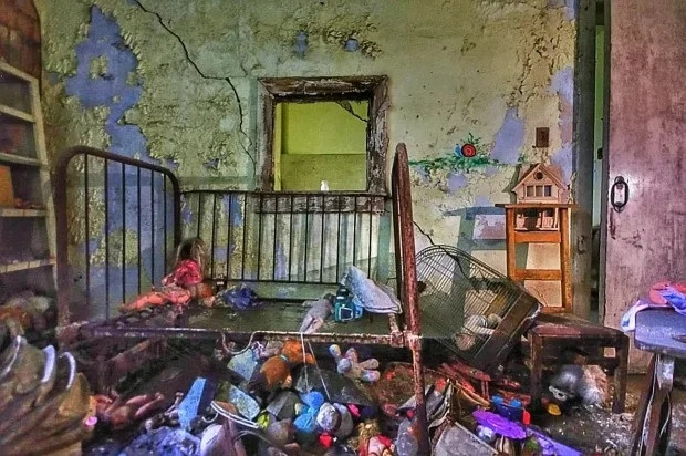 Những hình ảnh hoang tàn trong bệnh viện Yorktown Memorial nằm ở bang Texas, Mỹ, để lại cho người xem cảm giác rùng rợn và ma mị.