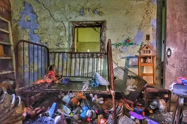 Những hình ảnh hoang tàn trong bệnh viện Yorktown Memorial nằm ở bang Texas, Mỹ, để lại cho người xem cảm giác rùng rợn và ma mị.