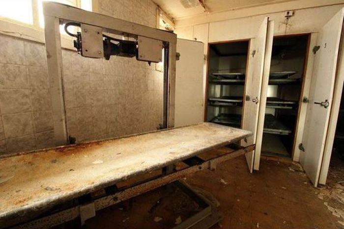 Bệnh viện tâm thần Hartwood - Hartwood, Scotland: Bệnh viện tâm thần Hartwood khổng lồ, đáng ngại và đáng sợ có dáng vẻ của một lâu đài thời trung cổ khi nó bị bỏ hoang vào năm 1990. Nhiều điều bất thường được cho là đã xảy ra tại đây biến nó trở thành một bệnh viện ma ám nổi tiếng.