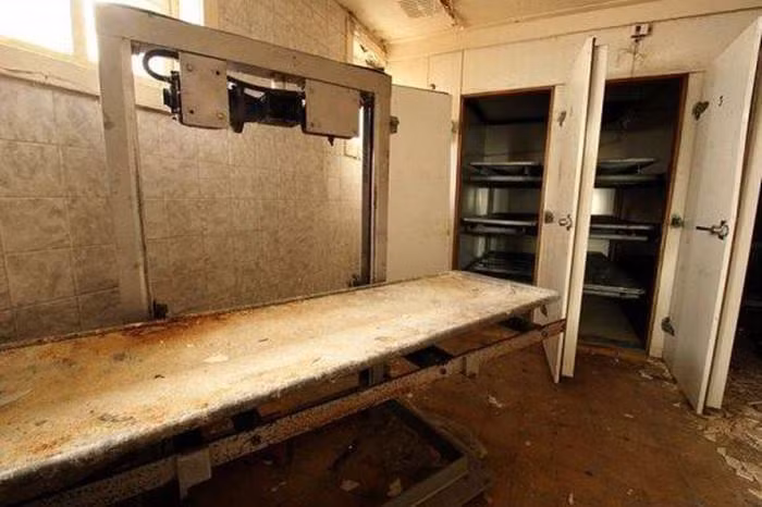 Bệnh viện tâm thần Hartwood - Hartwood, Scotland: Bệnh viện tâm thần Hartwood khổng lồ, đáng ngại và đáng sợ có dáng vẻ của một lâu đài thời trung cổ khi nó bị bỏ hoang vào năm 1990. Nhiều điều bất thường được cho là đã xảy ra tại đây biến nó trở thành một bệnh viện ma ám nổi tiếng.