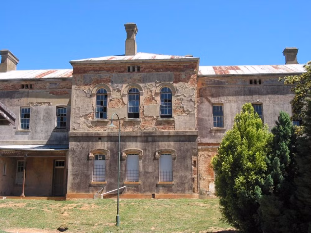 Beechworth lunatic asylum - Victoria, Úc: Là nơi ở của 1.200 bệnh nhân, Beechworth nổi danh là một trong những nơi bị ám ảnh nhất ở Úc. Trước đây, có nhiều tin đồn về việc nhiều bệnh nhân biến mất không lý do ngay sau bức tường này.