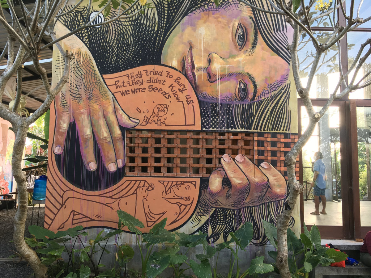 Wild Drawing luôn cố gắng tương tác với cấu trúc tường bê tông mà anh ấy đang vẽ các bức tranh tường, đồng thời sử dụng các hình dạng và góc độ của chúng để làm nổi bật các yếu tố nhất định trong tác phẩm nghệ thuật của mình.