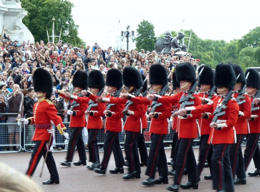 Mũ lông gấu là một phần trong trang phục của đội cận vệ Anh. Theo các nhà nghiên cứu lịch sử, mũ lông gấu được quân đội Anh sử dụng từ năm 1815. Khi ấy, Anh đánh dấu chiến thắng trước Pháp trong trận Waterloo.