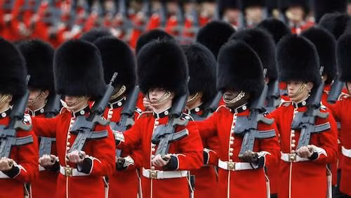 Một số sự kiện do quân đội Anh tổ chức cũng có sự tham gia của những người lính đội mũ lông gấu với kích thước khủng.