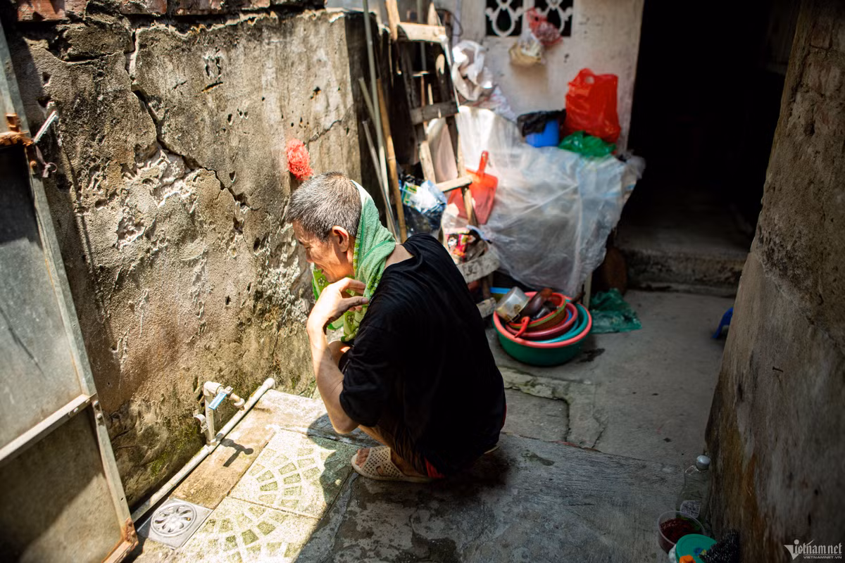 Bệnh nhân xóm chạy thận ở Hà Nội oằn mình chống chọi nắng nóng - Hình 3 Benh nhan xom chay than o Ha Noi oan minh chong choi nang nong-Hinh-3