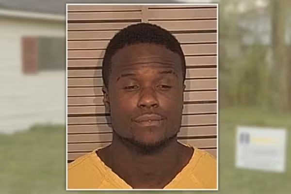 Nguoi phu nu bi ban trai nhot trong tu quan ao 2 thang