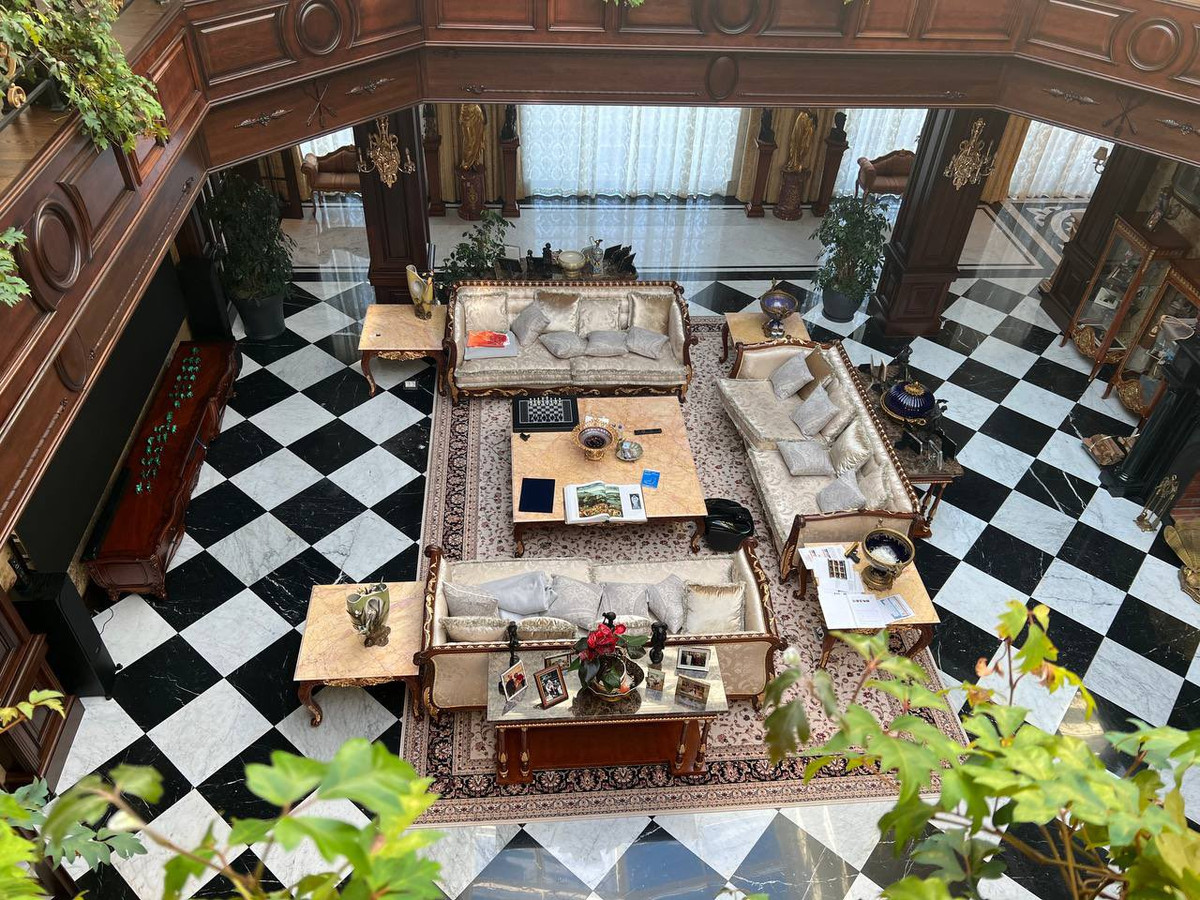 Tổng số tiền được phát hiện chưa được xác định, tuy nhiên nhà chức trách ước tính số tiền là rất lớn.