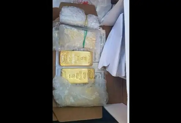 Lực lượng chức năng phát hiện rất nhiều thỏi vàng trong biệt thự.