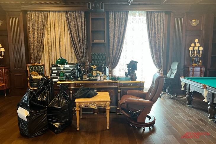 Trong đoạn video, người ta dễ dàng thấy dinh thự xa hoa của ông Prigozhin gồm có trực thăng, bể bơi, phòng tắm hơi, phòng tập thể dục và thậm chí cả phòng chăm sóc y tế riêng.