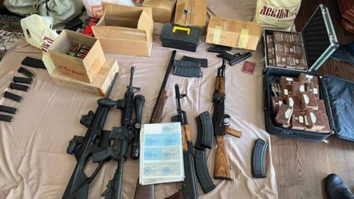 Trong tòa biệt thự, Bộ Nội vụ Nga tìm thấy một vũ khí, đạn dược, một số hộ chiếu, tóc giả, vàng và nhiều tiền mặt.