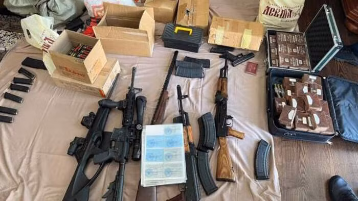 Trong tòa biệt thự, Bộ Nội vụ Nga tìm thấy một vũ khí, đạn dược, một số hộ chiếu, tóc giả, vàng và nhiều tiền mặt.