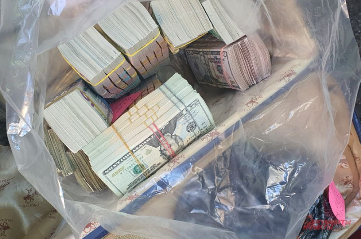 Số tiền mặt lớn được thu giữ trong dinh thự của ông trùm Wagner. Ảnh: Izvestia.