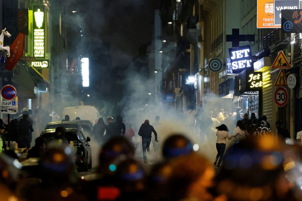 Đài phát thanh France Info đưa tin, 3 kẻ gây bạo loạn ở thành phố miền nam Grenoble đã phải lĩnh án 3 - 4 tháng tù giam. Tòa án ở Grenoble đã xét xử tổng cộng 30 vụ liên quan đến bạo loạn trong buổi sáng 2/7. 