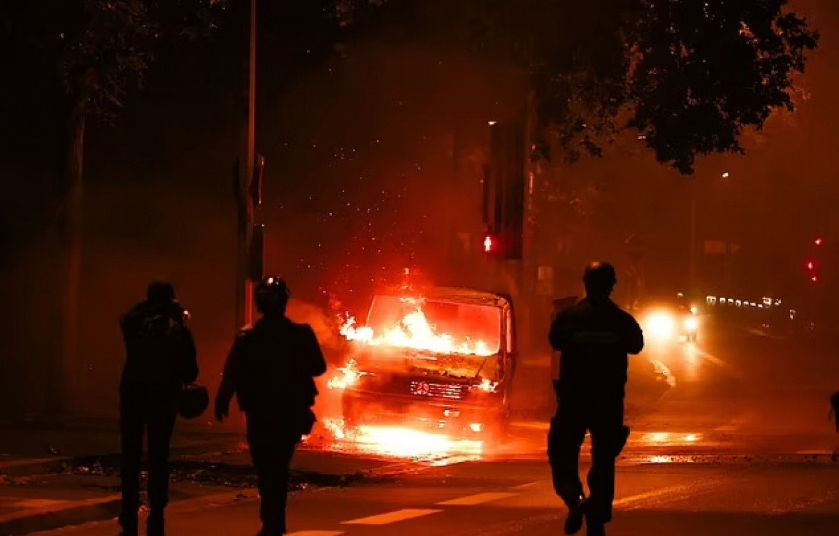 Cũng trong ngày 2/7, bà của nạn nhân Merzouk đã lên tiếng kêu gọi những người biểu tình chấm dứt bạo lực. Ảnh: EPA.