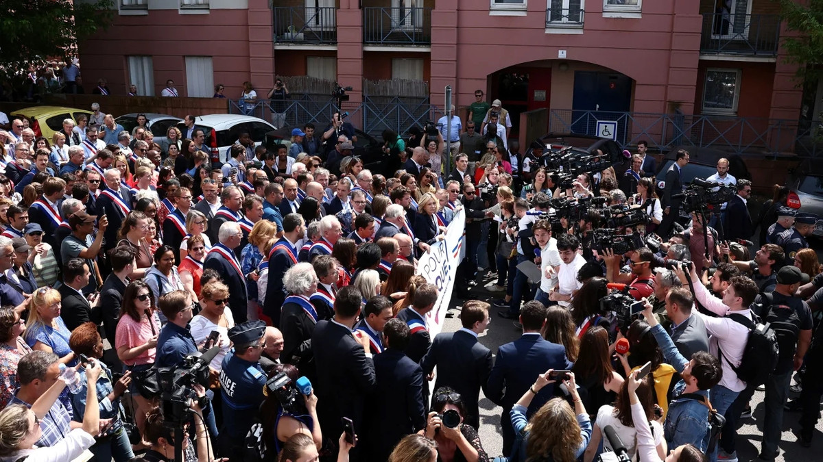 Theo Đài DW, các thị trưởng ở Pháp đã kêu gọi công chúng và các quan chức tập hợp tại các tòa thị chính trên khắp nước này vào ngày 3/7 để phản đối các cuộc biểu tình bạo lực đang diễn ra. Ảnh: Getty.