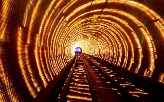 Đường hầm tham quan Bến Thượng Hải, Trung Quốc: Đường hầm ấn tượng này có đường kính trong là 6,67 m, dài 646,7 m, sử dụng hệ thống giao thông đường sắt liên tục tự động tiên tiến nhất thế giới. Hiệu ứng ánh sáng động và luôn thay đổi, cùng với cảnh quan trang trí.