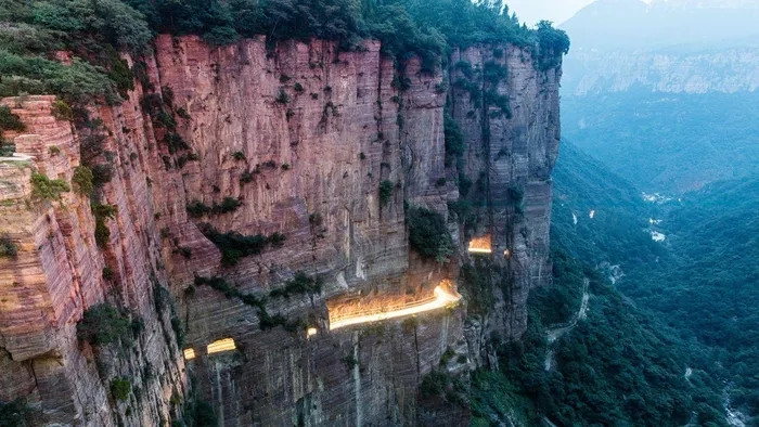 Đường hầm Guoliang, Trung Quốc: Đường hầm đầy ấn tượng này được xây dựng xuyên qua dãy núi Taihang của Trung Quốc. Đường hầm được khoét xuyên qua núi và có những khoảng trống lớn giống như cửa sổ, nhìn thẳng ra những ngọn núi xung quanh.