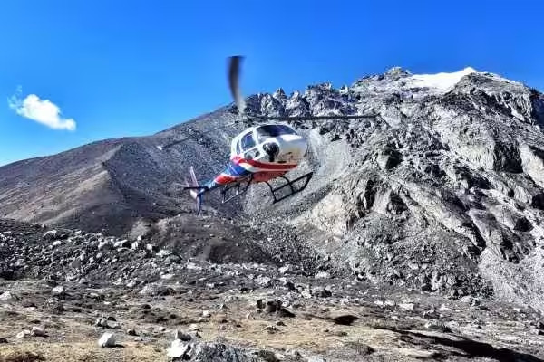 Raju Neupane, giám đốc điều hành và an toàn của Manang Air, cho biết sáu người bao gồm Cơ trưởng Chet Bahadur Gurung và năm công dân Mexico có mặt trên trực thăng Airbus H125 thời điểm xảy ra tai nạn.