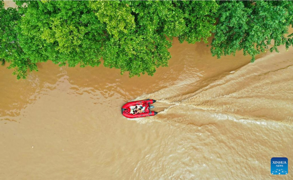 Trung Quoc “chat vat” cuu ho nguoi dan mac ket trong lu lut-Hinh-3
