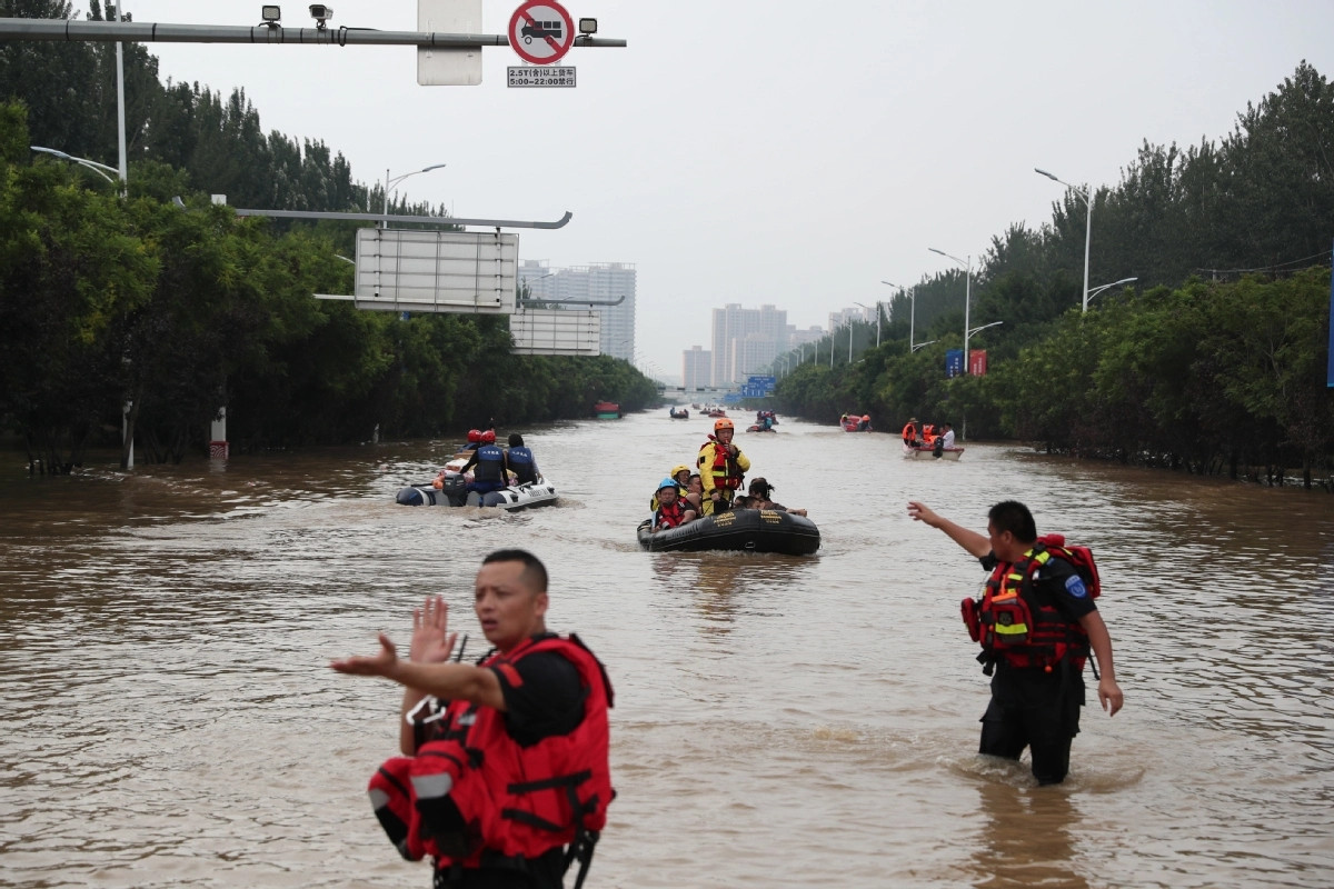 Trung Quoc “chat vat” cuu ho nguoi dan mac ket trong lu lut