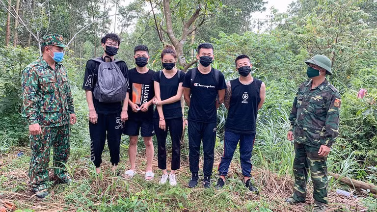 Trước đó, khoảng 10 giờ ngày 26/7, các đối tượng đã nhận được cuộc gọi điện thoại của một người thanh niên không rõ tên tuổi muốn thuê để đưa 8 người nước ngoài nhập cảnh trái phép vào Việt Nam qua khu vực mốc 1219 (khu vực thuộc Đồn Biên phòng Cửa khẩu Chi Ma quản lý), với giá tiền công 250.000 đồng/người.