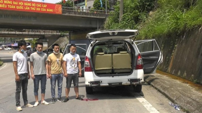 Trước đó, rạng sáng 16/7, tổ tuần tra thuộc Đồn Biên phòng cửa khẩu Lào Cai phát hiện và tạm giữ bốn đối tượng mang quốc tịch Trung Quốc đang nhập cảnh trái phép vào Việt Nam. Khai thác nhanh, các đối tượng khai nhập cảnh qua cửa khẩu ở Lào Cai để di chuyển vào TP Hồ Chí Minh làm thuê cho một xưởng may.