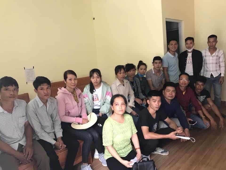 Tiếp đó, A Lùng giới thiệu Sủi với người Trung Quốc cần sang Việt Nam để liên lạc, đưa đón. Để thực hiện hành vi này, Sủi đã rủ em trai là Voòng A Hây, sau đó Hây tiếp tục rủ anh họ là Lỷ A Tằng, cùng với các đối tượng Nình Văn Xuân, Phùn Quay Phóng, Phùn Văn Dũng, Lỷ A Tằng tham gia.