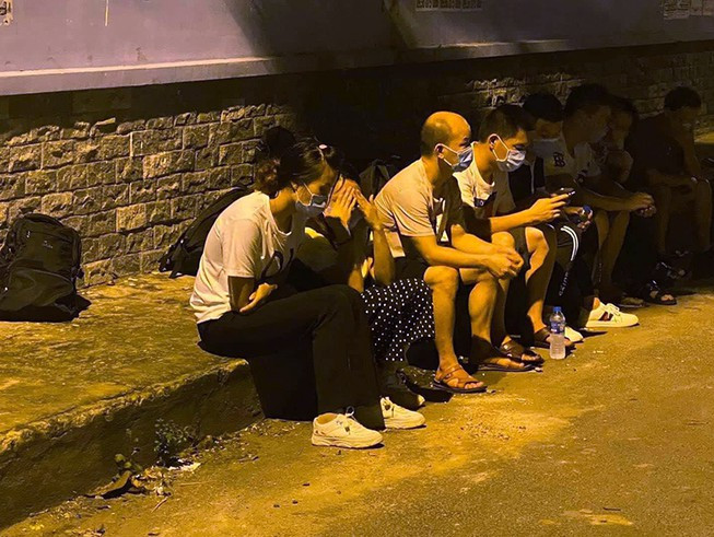 Nhàn cùng Hưng là hai nghi phạm cầm đầu trong đường dây đưa người Trung Quốc nhập cảnh trái phép vào Việt Nam. Theo cơ quan công an, đầu tháng 4/2020, Nhàn quen một người Trung Quốc tên là A Ma. Người này đặt vấn đề cần thuê xe ô tô để chở người Trung Quốc nhập cảnh trái phép vào khu vực TP.HCM để kiếm việc làm thuê. Nhàn nhận lời.