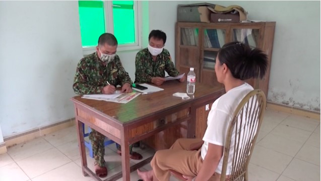 Cả hai khai nhận đã thực hiện trót lọt sáu chuyến xe chở người Trung Quốc vào TP.HCM. Đến ngày 27/7, khi xe đang chở 10 người Trung Quốc vào sâu trong nội địa Việt Nam thì bị công an phát hiện.