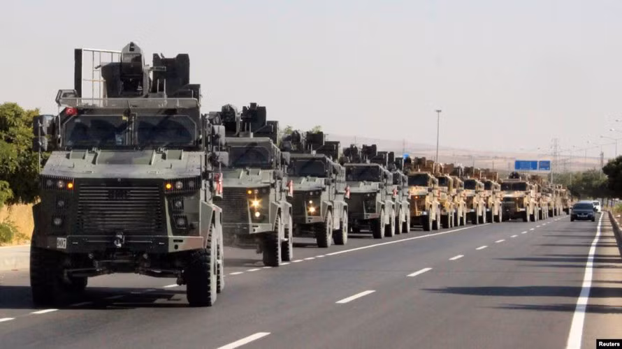 Việc quân đội Thổ Nhĩ Kỳ ngang nhiên tiến vào Syria và còn thể hiện hành động biểu dương lực lượng lớn như vậy chắc chắn khiến cho quân đội chính phủ Syria không thể ngồi nhìn.