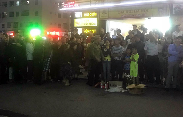 Trao đổi với PV tại hiện trường, anh Nguyễn Đình Hưng (cư dân) vẫn chưa bàng hoàng, kể lại: “Tôi thấy cháu bé rơi từ tòa HH2A, khi cháu rơi xuống tôi còn nghe tiếng hét lớn của một người phụ nữ. Đó là một bé trai, nặng khoảng 3kg. Thi thể cháu rơi xuống được quấn khăn, tôi thấy vậy đã cởi áo khoác đang mặc trên người trùm lên thi thể của cháu”.