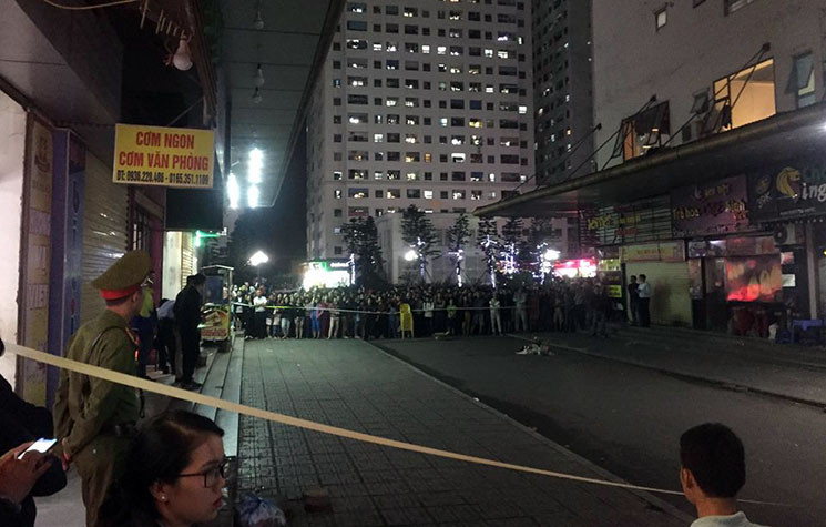Đến khoảng 21h30, hiện trường vụ việc vẫn được cảnh sát phong tỏa.