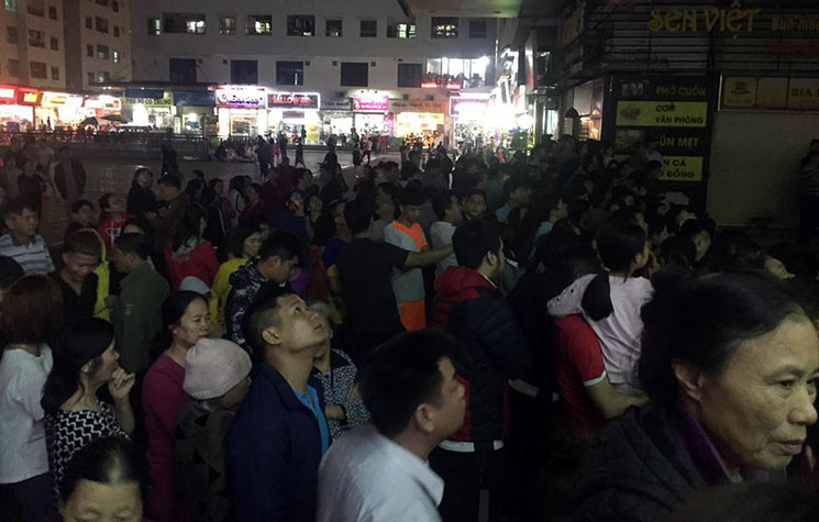 Hàng trăm người dân tụ tập kín xung quanh khu vực hiện trường.