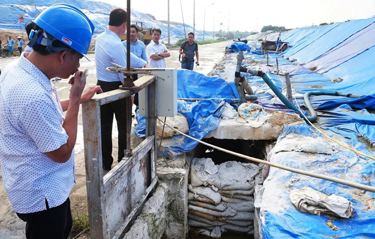 Ngày 26/10, ông Vũ Cường - Phó Tổng giám đốc Công ty TNHH MTV Môi trường Đô thị Hà Nội cho biết, đây là lỗi vận hành của ban lãnh đạo Urenco 6. Phó giám đốc trực tiếp điều hành ca trực, chủ quan, chưa có kinh nghiệm trong xử lý khi trời có mưa.