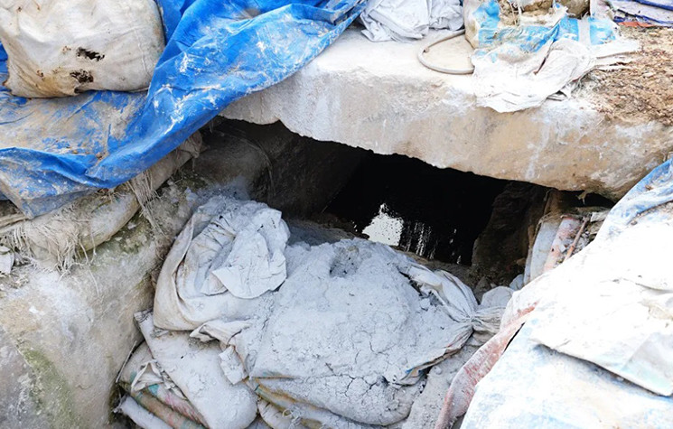 Ngay sau đó đoạn cống nước rỉ ở hệ thống mương từ bên trong bãi rác Xuân Sơn được ngăn lại.