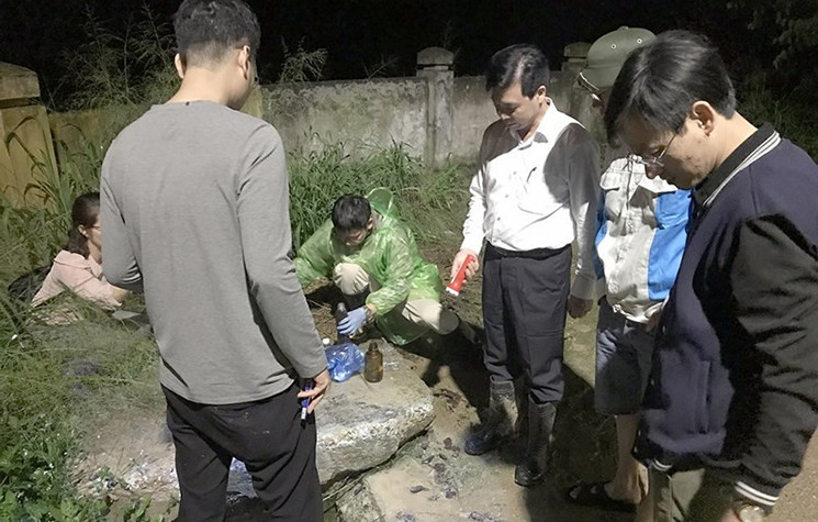 Trước đó, tối ngày 23/10, Đoàn thanh tra đột xuất của Tổng cục Môi trường đã phối hợp với UBND xã Tản Lĩnh kiểm tra đột xuất công tác thu gom, xử lý và quản lý nước rỉ rác tại Bãi rác Xuân Sơn do Công ty TNHH MTV Môi trường Đô thị Hà Nội - Chi nhánh Xuân Sơn (Urenco 6) quản lý và vận hành; kết quả đã bắt quả tang Urenco 6 đang xả trái phép nước rỉ rác chưa qua xử lý ra hồ nước cạnh HTX Thành Công và chảy tràn ra hồ Xuân Khanh với lưu lượng khoảng 700 m3/ngày đêm (24h).