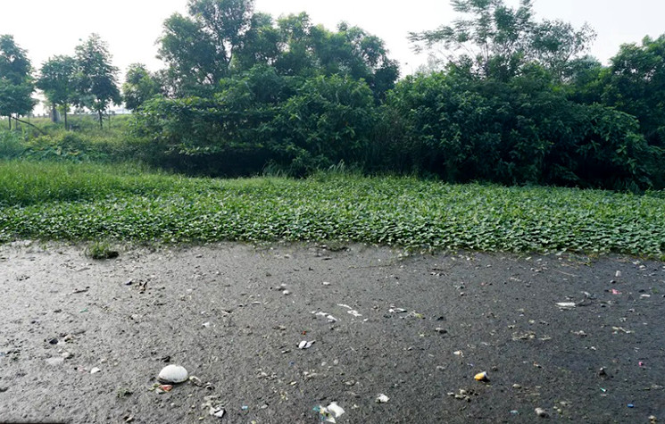 Từ trung tâm bãi rác có hệ thống mương dài khoảng 100m chạy thẳng ra một hồ chứa rộng khoảng 1.000m2 (nằm cách bãi rác 100m). Nước ở hồ chứa nước đen kịt, bốc mùi hôi thối nồng nặc.