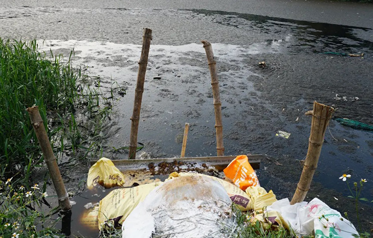 Tại hồ này có một ống cống dẫn ra hồ Xuân Khanh, nhưng đã được bịt lại.