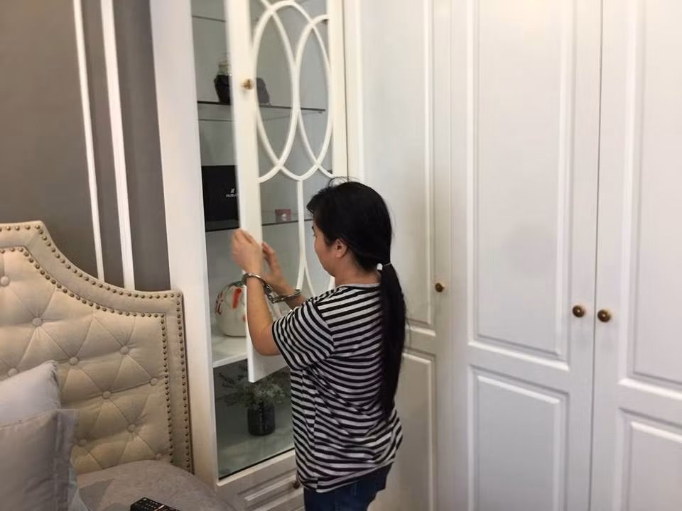 Dua nu giup viec nghi trom dong ho hon 200 trieu ve lai nha chu-Hinh-2