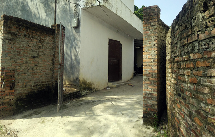 Duy nhất hộ gia đình của bà Vũ Thị Tin (SN 1954) phải ở lại do diện tích nằm ngoài bán kính giải tỏa 1m (tức là 501m). “Hiện chỉ còn một mình gia đình 6 người của tôi ở giữa bãi rác, nghĩa địa, đồng ruộng sản xuất, không có hàng xóm láng giềng. Chúng tôi cả năm nay sống khổ sở vì mùi hôi thối từ bãi rác Xuân Sơn theo gió thổi đến, không khí suốt ngày đêm ô nhiễm, ruồi, muỗi nhiều vô kể”, - bà Tin nói với PV Kiến Thức.