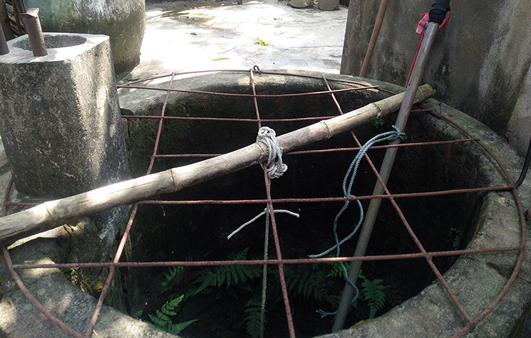 Giếng nước sinh hoạt của gia đình bà Tin sâu khoảng 7m, hiện đã bị ô nhiễm, không thể dùng để ăn uống, nên gia đình dùng nước này giặt giũ quần áo.