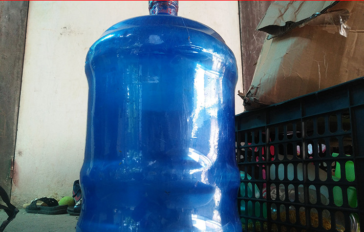 Muốn có nước sinh hoạt, nhà bà Tin phải đi mua từng bình nước lọc (loại 18,9 lít) ở ngoài về. Tuy nhiên hai bình nước lọc chỉ dùng được trong khoảng 3-4 ngày lại hết.