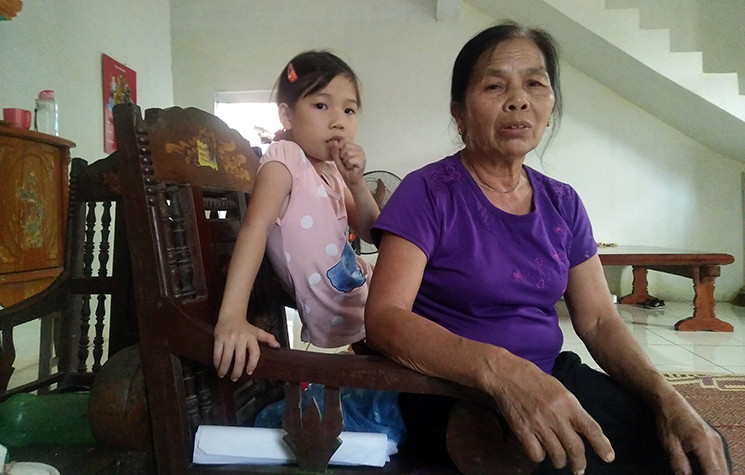 Bà Tin nghẹn ngào: “Tôi đã gửi đơn kiến nghị nhiều lần lên Chủ tịch xã, các ngành chức năng của huyện, TP Hà Nội. Ban giải phóng mặt bằng huyện Ba Vì cũng đã kiểm tra, hướng dẫn tôi làm các thủ tục kê khai và trình bày các nguyện vọng, nhưng đến nay gia đình không nhận được bất kỳ phản hồi nào khác. Tôi già rồi chết lúc nào cũng được, nhưng thương nhất hai đứa con và 3 cháu nội, chúng trẻ tuổi, còn nhỏ mà phải gánh chịu cảnh sống khổ sở từ bãi rác Xuân Sơn, thật không đành lòng”.