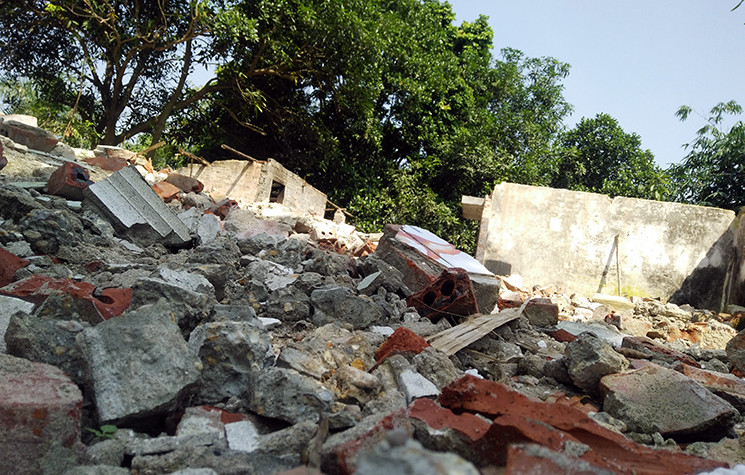 Trước phản ánh của người dân về cuộc sống khổ sở đang phải hứng chịu bởi bãi rác Xuân Sơn, PV Kiến Thức đã liên hệ với ông Bùi Văn Quân - Chủ tịch UBND xã Tản Lĩnh (huyện Ba Vì) để tìm hiểu và xác minh, thì vị Chủ tịch xã cho biết: “Bà đấy (tức hộ bà Tin – PV) nằm vùng ngoài giải phóng mặt bằng, mà bây giờ thành phố không có cơ chế gì ngoài 500m. 501m trở đi là không có thu hồi”…. Ảnh: Chụp một ngôi nhà ở khu đồi dài, xóm Mỹ Lâm (thôn Tam Mỹ, xã Tản Lĩnh) hiện đã giải tỏa và di dời.