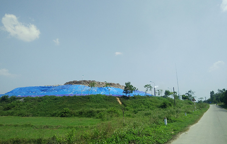 Ông Vũ Cường - Phó Tổng giám đốc Công ty TNHH MTV Môi trường Đô thị Hà Nội, Công ty đã cử một Phó giám đốc từ bãi rác Nam Sơn lên điều hành, nắm bắt tình hình, rà soát xây dựng kế hoạch vận hành chi tiết để khắc phục sự cố môi trường, lên phương án xử lý hồ nước sau khi tạm đình chỉ công tác đối với ông Nguyễn Thanh Hà - Giám đốc Urenco 6 trong thời gian 30 ngày (kể từ ngày 26/10) và ông Trần Kim Tấn - Phó Giám đốc Urenco 6 vì để nước rỉ rác chưa qua xử lý chảy tràn ra hồ Xuân Khanh.